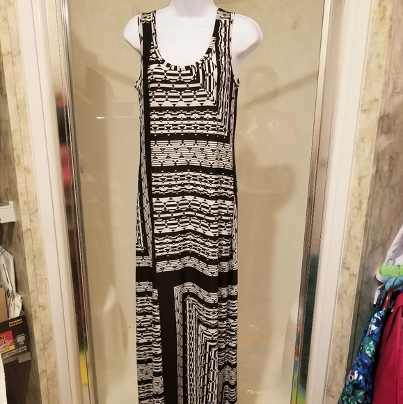 Nine West Dresses & Skirts - Size 6 Nine West white black geometric printed maxi dress